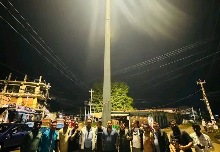 हेटौँडा–१३ मा हाईमास्ट लाइट जडान सुरु, स्थानीयवासी उत्साहित