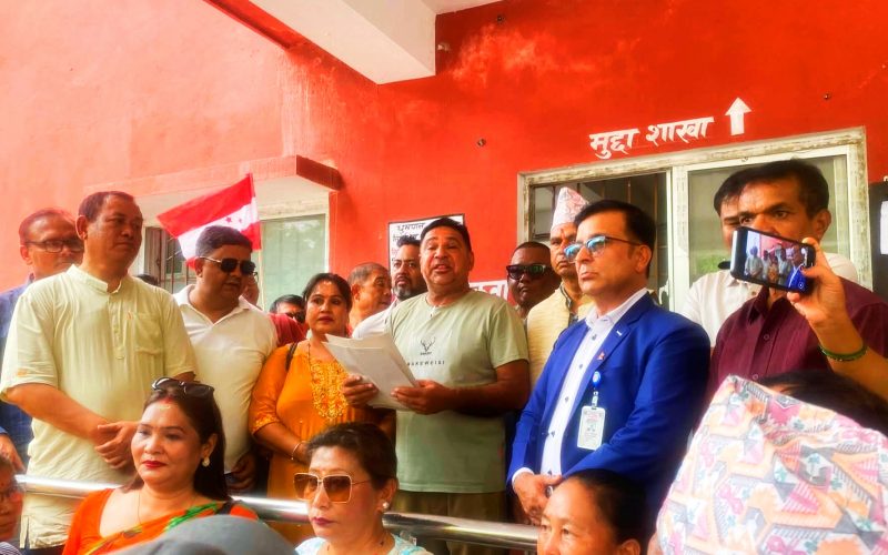 ​कर नीति र सुकुम्बासी नीतिमाथि प्रश्न उठाउँदै मकवानपुर कांग्रेस सडकमा, प्रधानमन्त्रीको राष्ट्रियतासम्बन्धी बयानप्रति आपत्ति