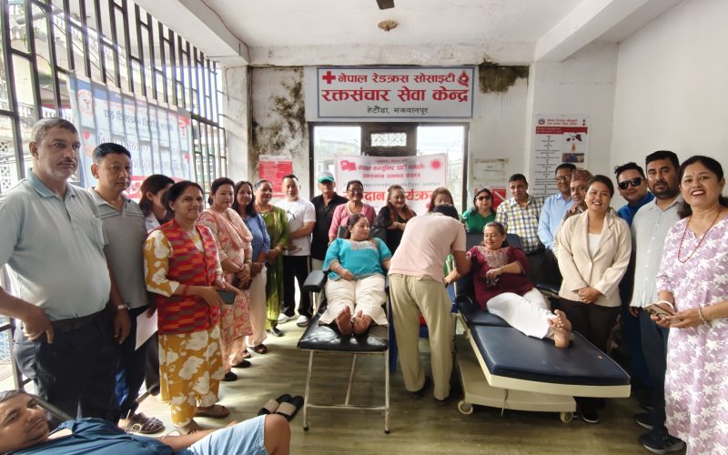 हेटौँडामा एमाले सम्बद्ध जनसंगठनको आयोजनामा रक्तदान, ७३ जनाले गरे रक्तदान