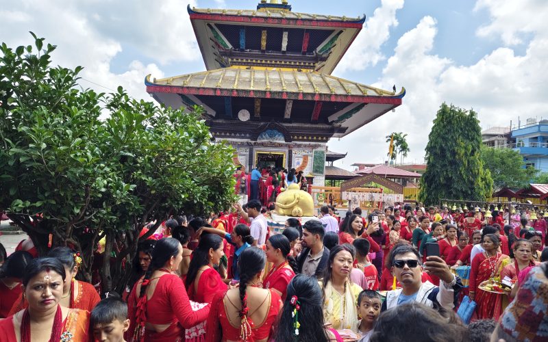 हेटौँडामा हरितालिका तीजको उल्लास: धार्मिक निष्ठा र हुप्राचौरको पशुपति मन्दिरमा महिलाहरूको भव्य उपस्थिति