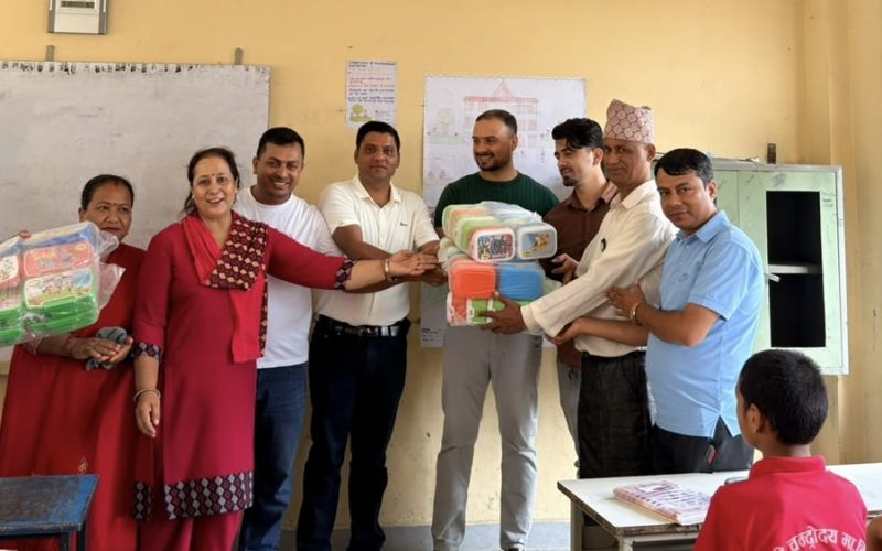 पूर्व विद्यार्थीको सराहनीय कदम: हेटौँडा-८ का २०० बालबालिकालाई टिफिन बक्स उपहार