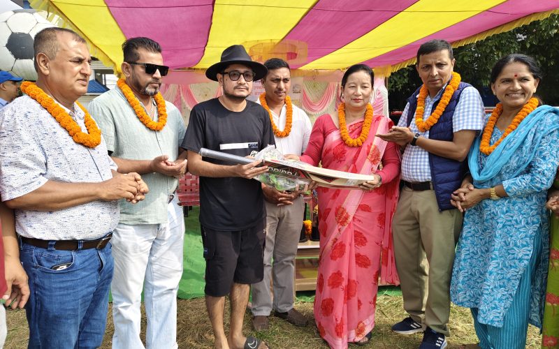 हेटौँडामा नगरस्तरीय टी-२० क्रिकेट प्रतियोगिता सुरु: रेफ्रीलाई ब्याट-बल हस्तान्तरण गरी उद्घाटन