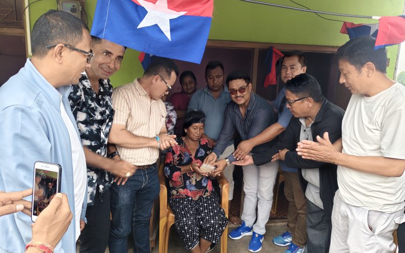 क्यान्सरसँग जुध्दै गरेकी कौशिला ब्लोनको उपचारका लागि युवा सङ्घ मकवानपुरद्वारा रु. १ लाख ३ हजार सहयोग हस्तान्तरण
